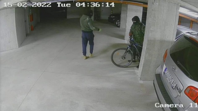 Крадци разбиват коли и крадат в подземен паркинг в София (видео)