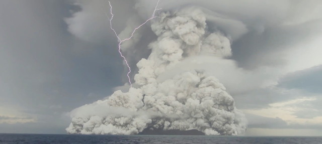 НАСА: Изригването на вулкана в Тонга е по-мощно от атомната бомба над Хирошима