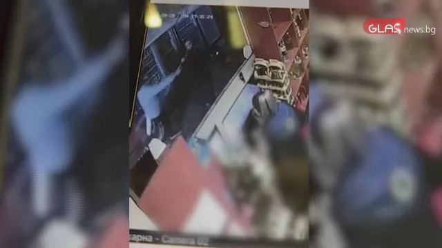 Жена с палка напада деца в столичен квартал (видео)