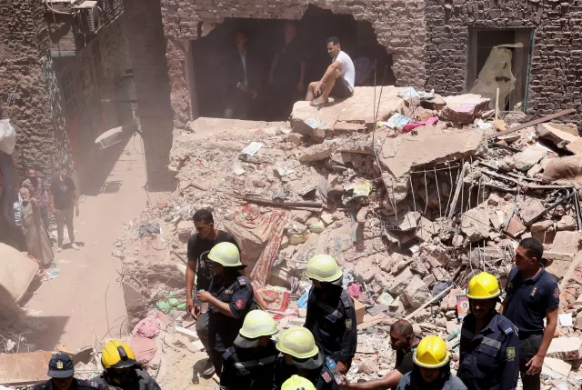 Пететажна сграда се срути в Кайро, най-малко 13 души загинаха - bTV Новините