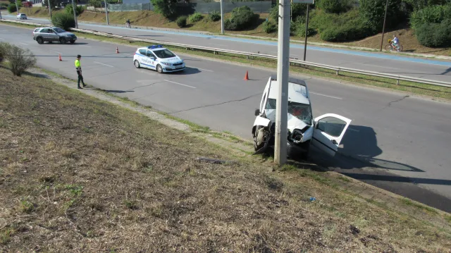 18-годишен шофьор с наскоро взета книжка се заби в стълб в Русе