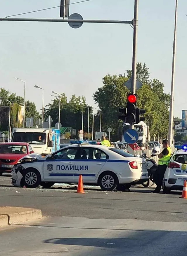 Камион и полицейска кола се удариха в Пловдив