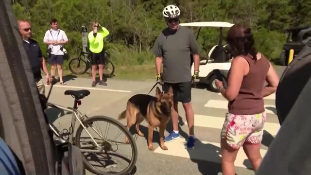 Джо Байдън падна от велосипеда си след разхода по плажа (видео)