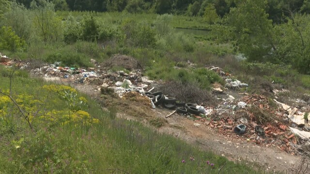 Година след голямото плаващо сметище: Отново тонове отпадъци плуват в река Искър (видео)