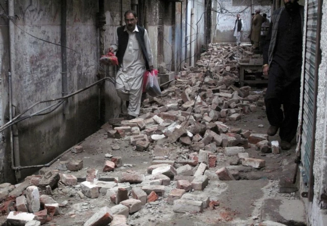 Най-малко 130 души са загинали при земетресение от 7,6 по Рихтер удари Южна  Азия - bTV Новините