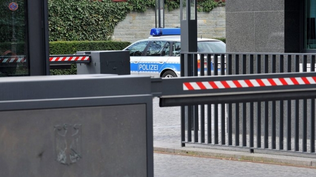 61 годишен мъж трима души с граната и нож в Берлин