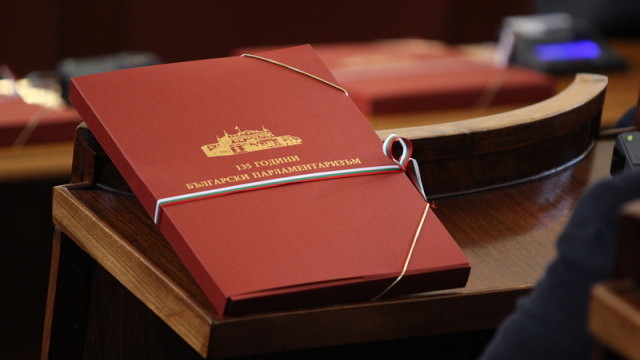 Парламентът тръгна по бавния път към промяна на основния закон