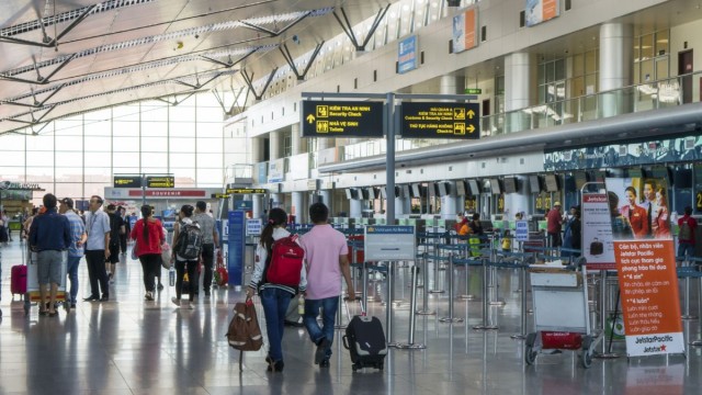 Европарламентът иска авиокомпаниите да не таксуват ръчния багаж