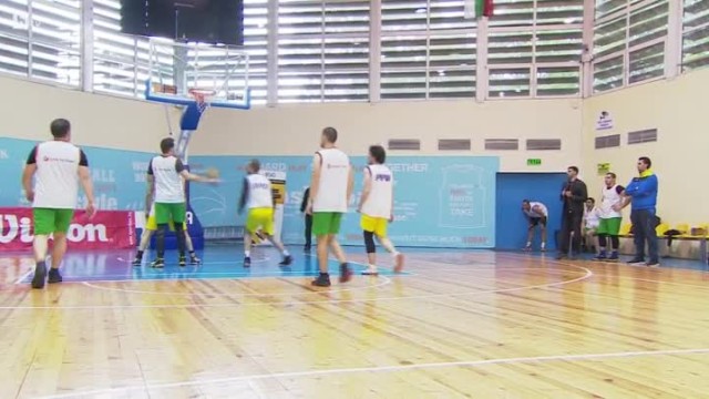 Баскетболисти станаха треньори заради благотворителна кауза (ВИДЕО)