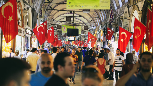 Пожар в историческия пазар Капалъчаршъ в Истанбул стресна търговците За