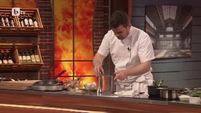 Chef Ивайло Игнатов показва как се обработва риба и как се чупи яйце