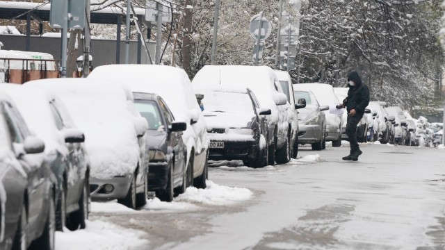 Близо 150 снегорина обработват централните улици в София Хвърлят се