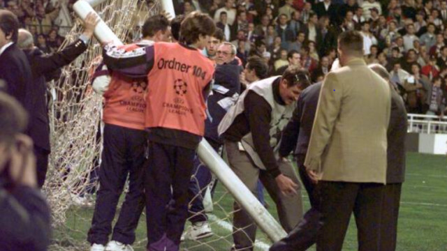 На този ден: Счупена футболна врата и хаос на "Сантяго Бернабеу" (ВИДЕО)