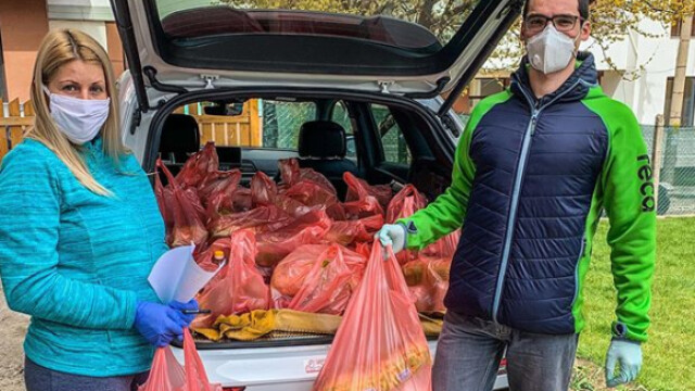 Снимка: Радо Янков дари хранителни продукти на нуждаещи се в Чепеларе