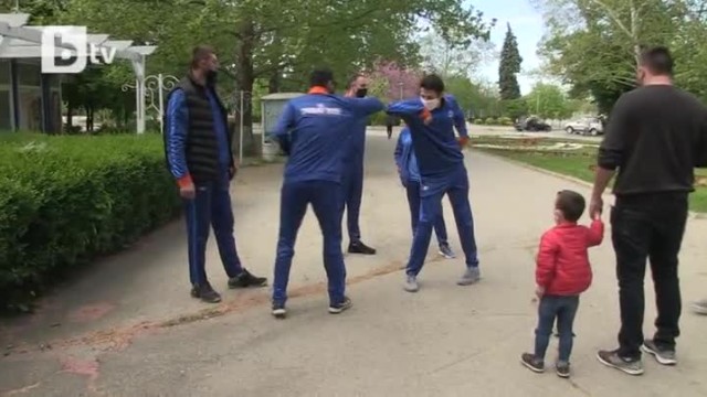 Волейболистите на "Дунав" станаха доброволци в парковете (ВИДЕО)