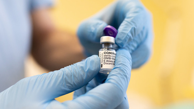 Ниска доза от ваксината на „Пфайзер“ и „Бионтех“ не предизвиква