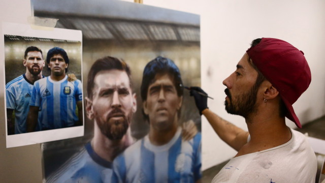 Портрети на Марадона украсиха улиците на Буенос Айрес (ВИДЕО)