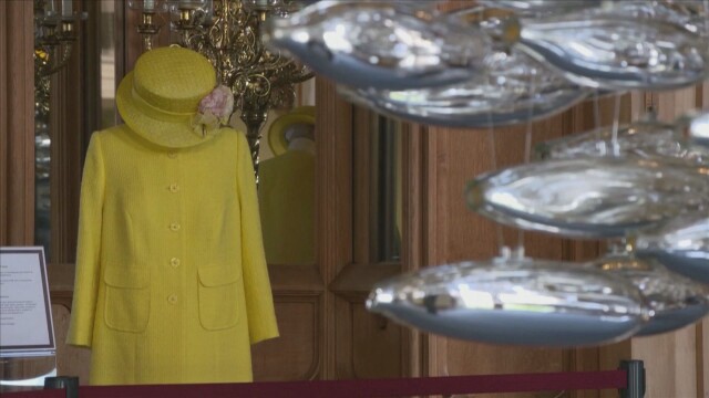 Изложба от дрехите на кралица Елизабет Втора по случай 70