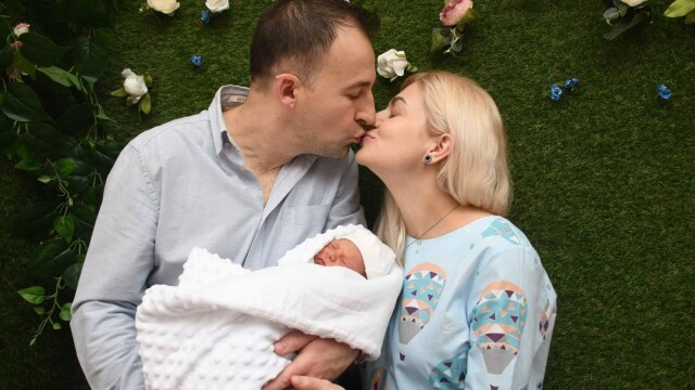Едно бебе и неговите родители украинка и българин остават