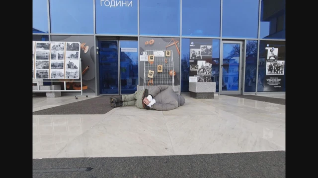 Протестна демонстрация пред Руския културен център в столицата Мъж легна