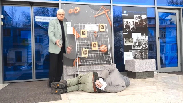 Протест пред руския културен център в София – мъж легна