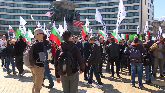 Партия Възраждане организира протест пред сградата на Народното събрание с