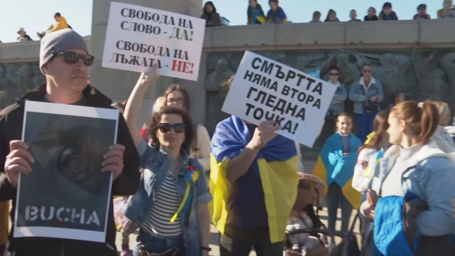 На централния площад в Бургас се провежда протест срещу войната