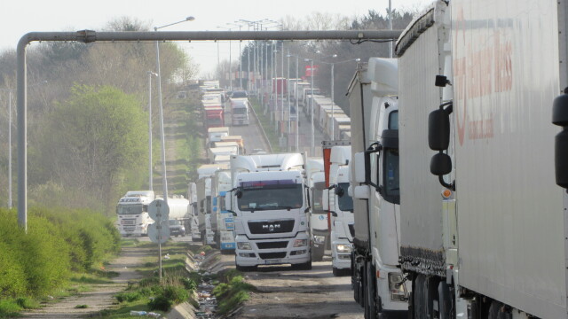 Километрични колони от камиони се образуваха в района на Дунав