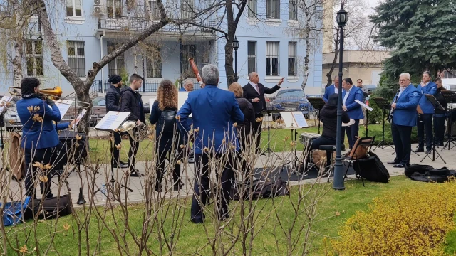 Софийски духов оркестър направи музикална изненада на екипа на УМБАЛСМ