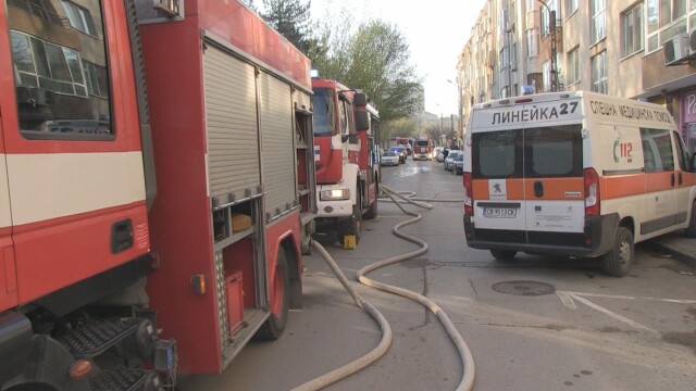 Евакуираха жилищен блок в Русе заради пожар. Огънят е избухнал