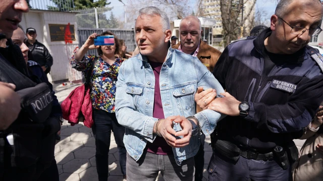 Арман Бабикян и Николай Хаджигенов са задържани пред руското посолство