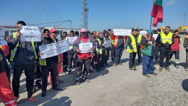 Протест на пътни строители в Бургас