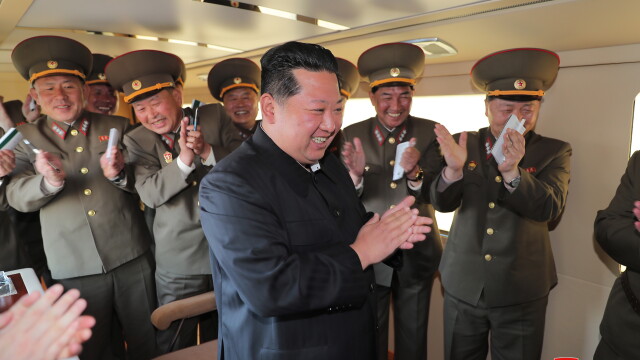 Севернокорейският лидер Ким Чен-ун наблюдава изпитание на нов тип тактическо
