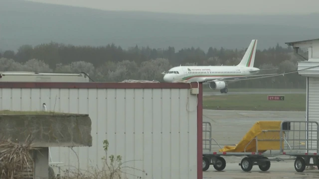 Правителственият самолет с моряците от кораба Царевна кацна малко след