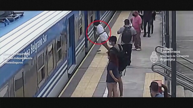 По чудо: Жена оцеля, след като падна до движеща се мотриса на метро (ВИДЕО)