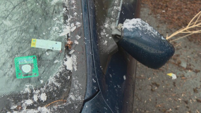 По зрителски сигнал: Малолетни вандали чупят коли на паркинг в София