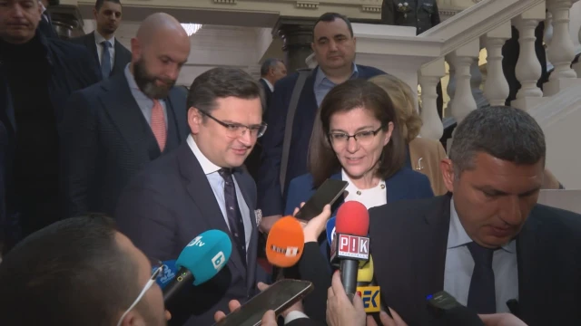 Украинският външен министър Димитро Кулеба е разговарял с премиера Кирил