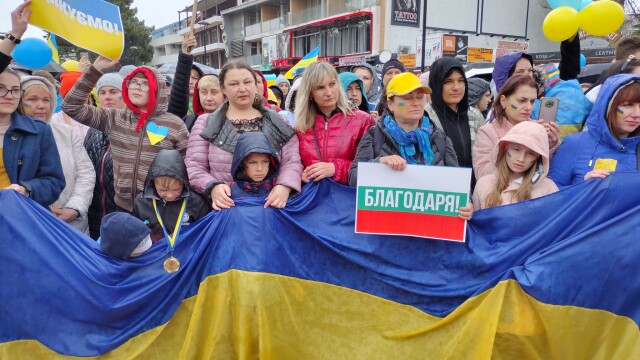В „Слънчев бряг“ украински бежанци излязоха на шествие в знак
