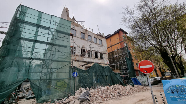 Опасно събаряне на сграда в центъра на София кадрите са