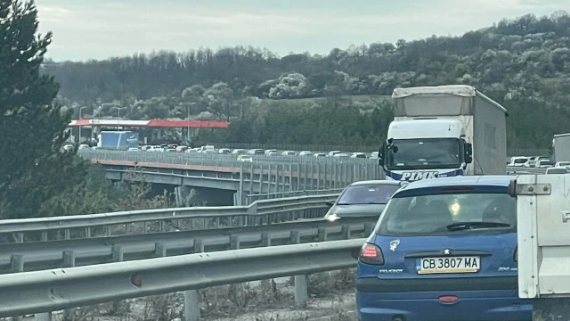 Пътната полиция предупреди за засилен предпразничен трафик Движението на автомагистрала
