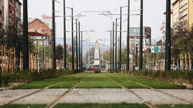 Покрай релсите на трамвая между Руски паметник и бул. „Христо