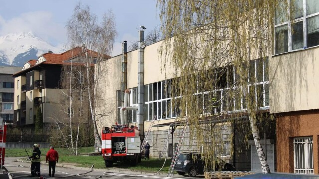 Бившият завод за телефонна апаратура в Банско е пламнал тази