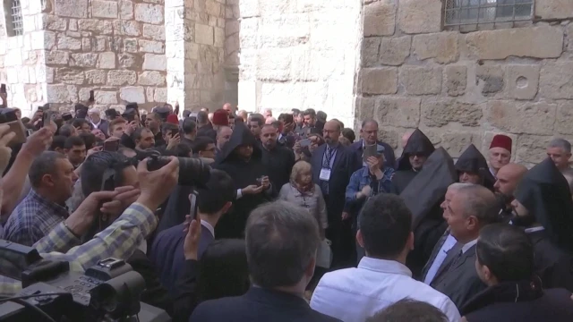 Туристи и поклонници се събраха край храма на Божи гроб