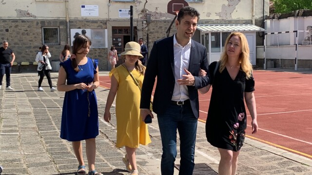 Министър председателят Кирил Петков спря в Пловдив на път за Царево