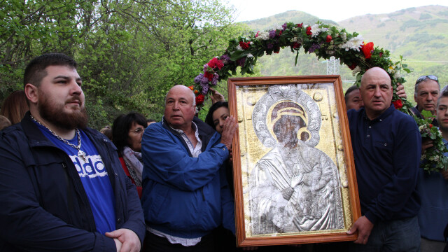 Стотици се включиха в литийното шествие с чудотворната икона на Св. Богородица в Бачково