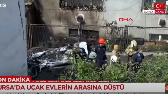 Учебен самолет се разби на централна улица в турския град