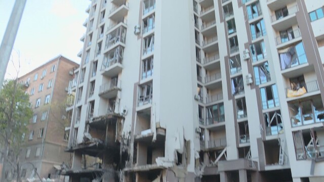 Жилищна сграда на 25 етажа е поразена от ракетния обстрел