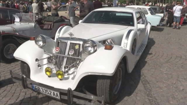 Над 150 класически автомобила бяха представени днес на ретро парад