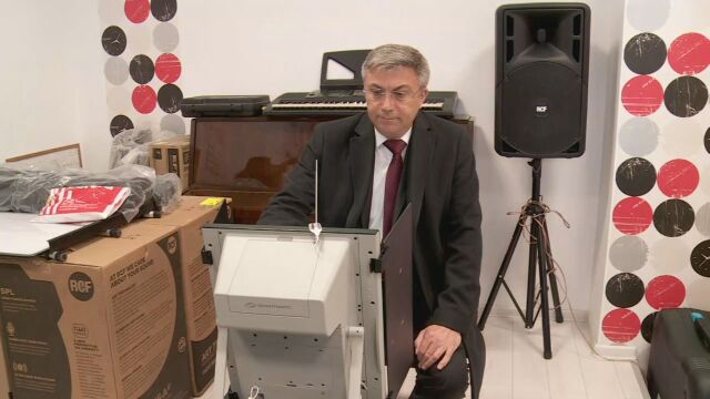 Лидерът на ДПС Мустафа Карадайъ изненадващо гласува с машина Той