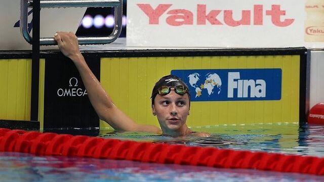 Фурор: Тийнейджърка подобри два световни рекорда в плуването (ВИДЕО) 